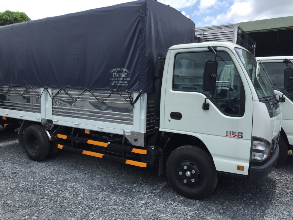 Giá xe tải 2t4 isuzu thùng đông lạnh 2.4 tấn có giá 750.000.000 thùng 4m4