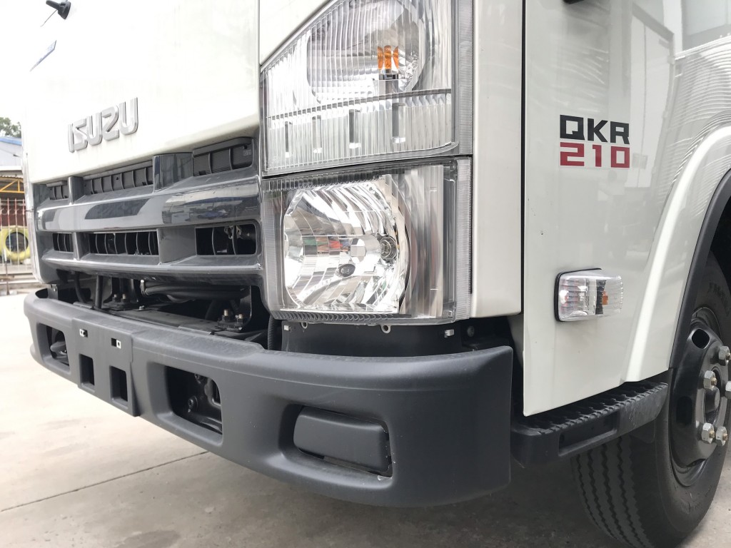 den-xe-isuzu-qkr-qmr77h
