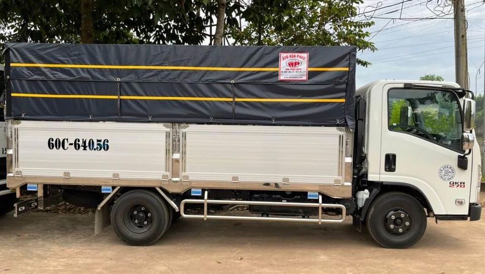 gia-xe-isuzu-qmr77h-thung-inox-nhom