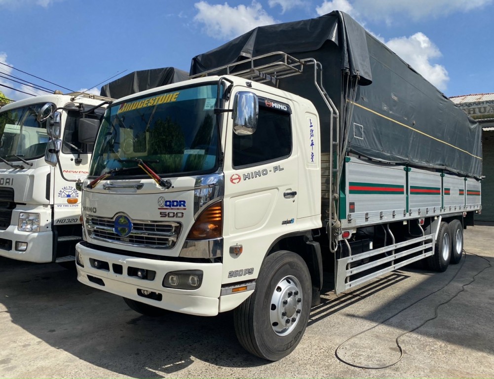 hino-3-chan-doi-2016