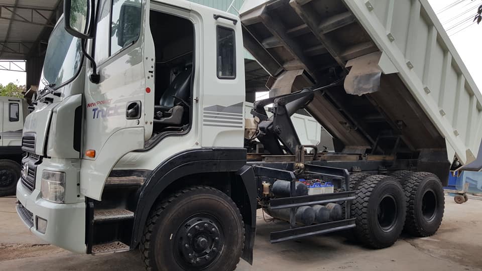 hyundai-3-chan-hd270-2012