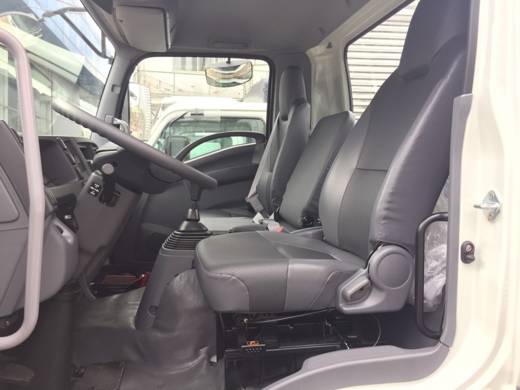 guong-chieu-hau-isuzu-6t5