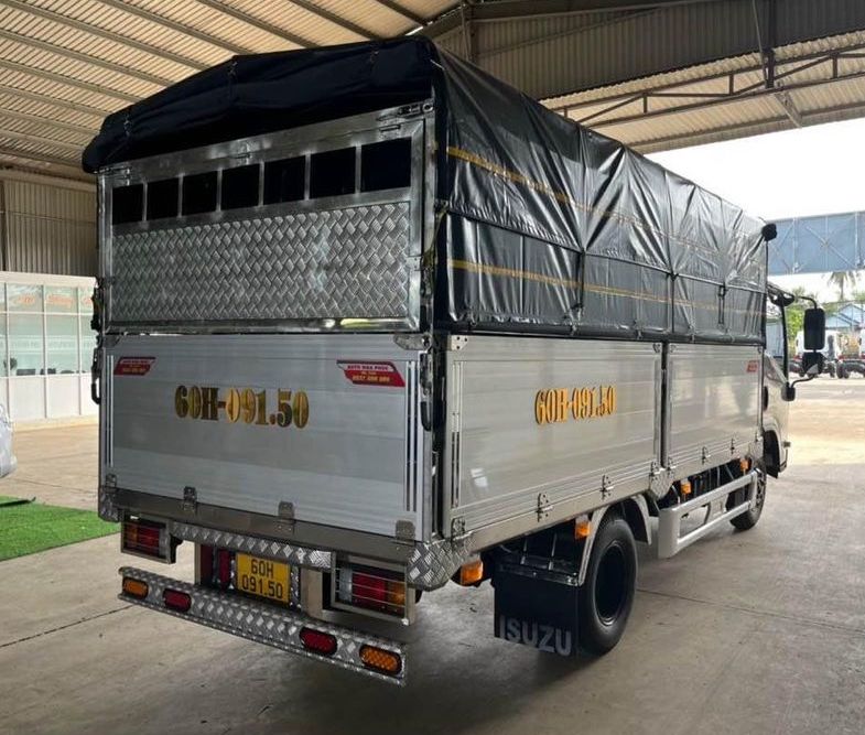 thung-bat-nhom-xe-isuzu-qkr210