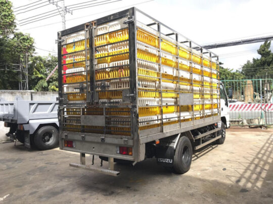 thung-xe-tai-isuzu-cho-gia-cam