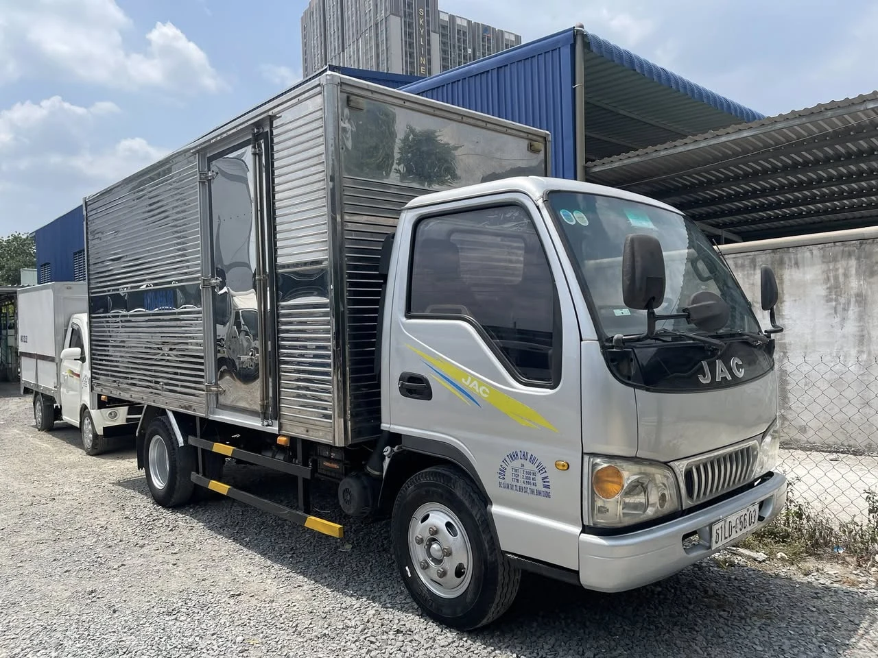 jac-2t5-thung-kin-gia-re